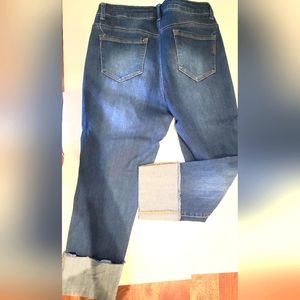1822 Cropped, distressed women's blue jeans